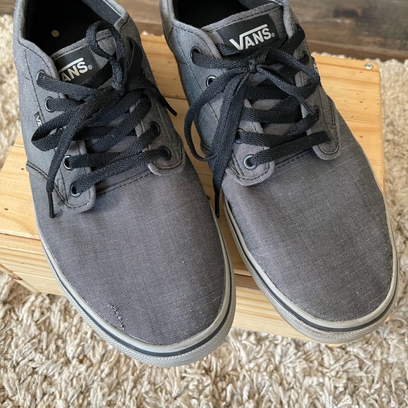 Vans (Small nick on right shoe visible on 2nd picture.) - Picture 2 of 3